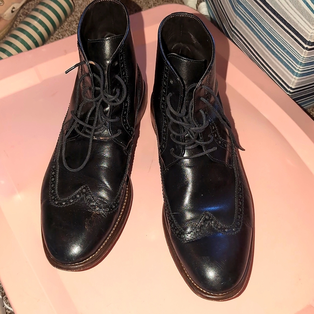 Men's shoes are bad ass gentlemen sz 9.5 M